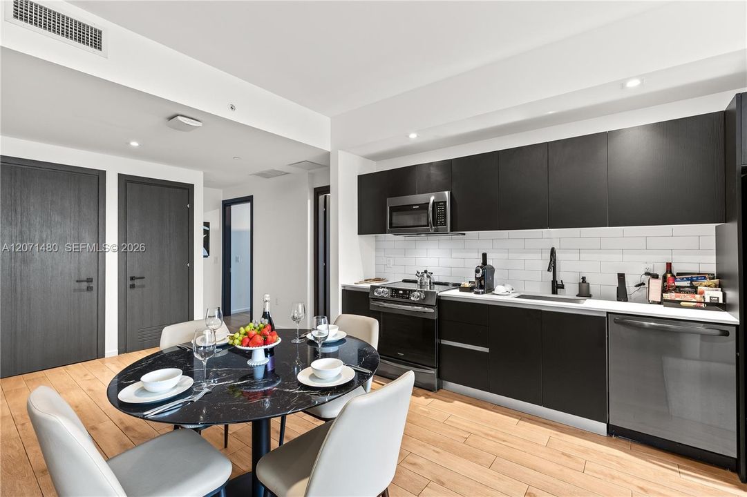For Sale: $1,225,000 (3 beds, 3 baths, 1135 Square Feet)