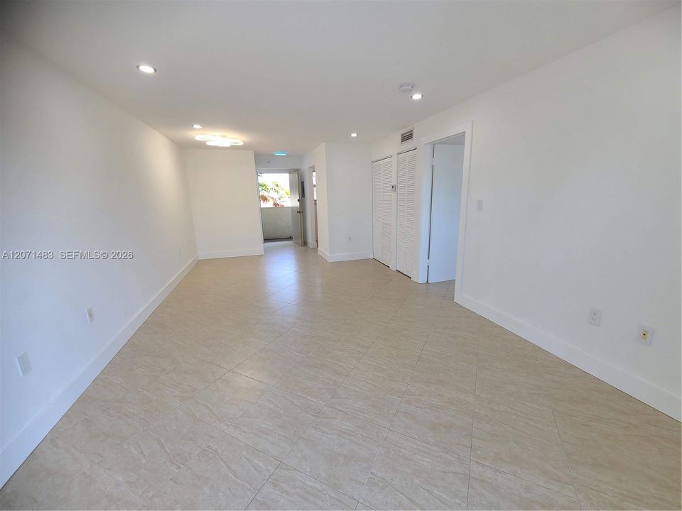 For Rent: $2,500 (1 beds, 1 baths, 697 Square Feet)