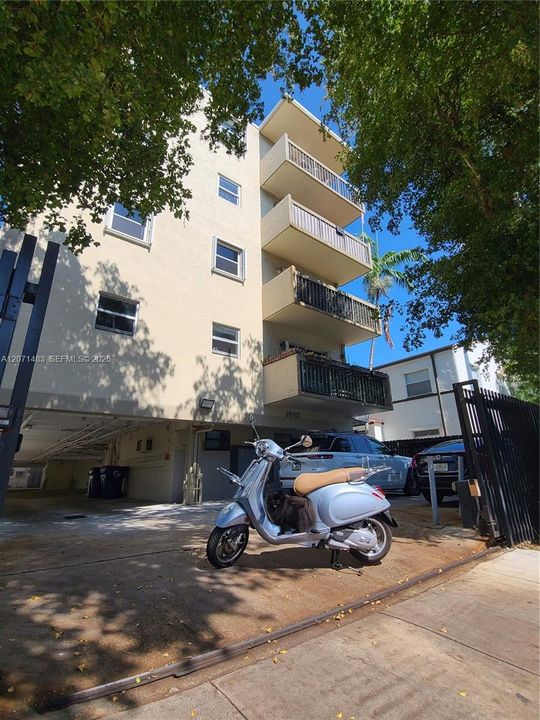 For Rent: $2,500 (1 beds, 1 baths, 697 Square Feet)