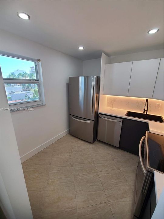 For Rent: $2,500 (1 beds, 1 baths, 697 Square Feet)