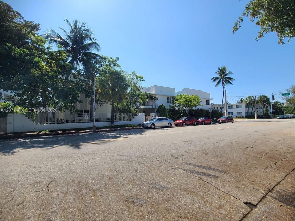For Rent: $2,500 (1 beds, 1 baths, 697 Square Feet)