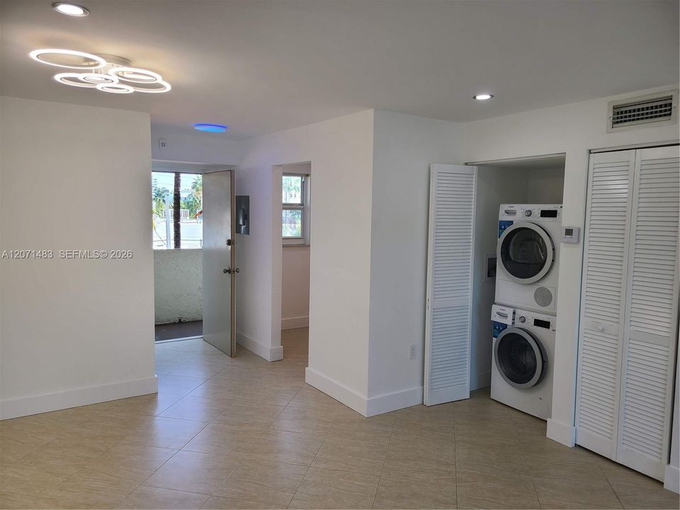 For Rent: $2,500 (1 beds, 1 baths, 697 Square Feet)