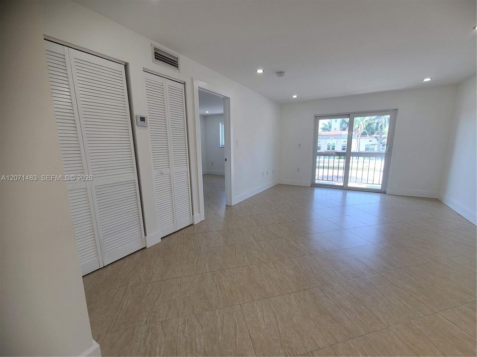 For Rent: $2,500 (1 beds, 1 baths, 697 Square Feet)