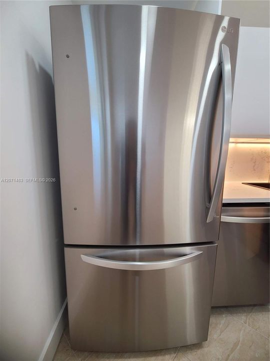 For Rent: $2,500 (1 beds, 1 baths, 697 Square Feet)