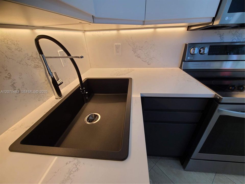 For Rent: $2,500 (1 beds, 1 baths, 697 Square Feet)