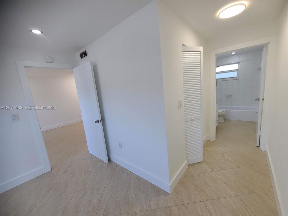 For Rent: $2,500 (1 beds, 1 baths, 697 Square Feet)