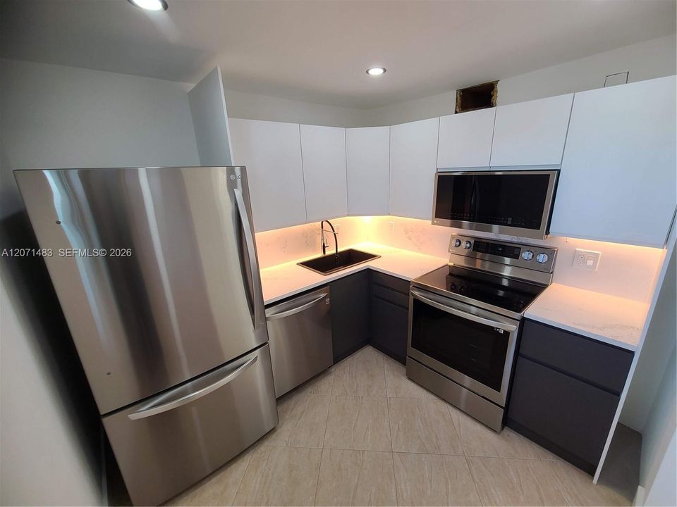 For Rent: $2,500 (1 beds, 1 baths, 697 Square Feet)