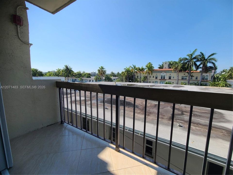 For Rent: $2,500 (1 beds, 1 baths, 697 Square Feet)