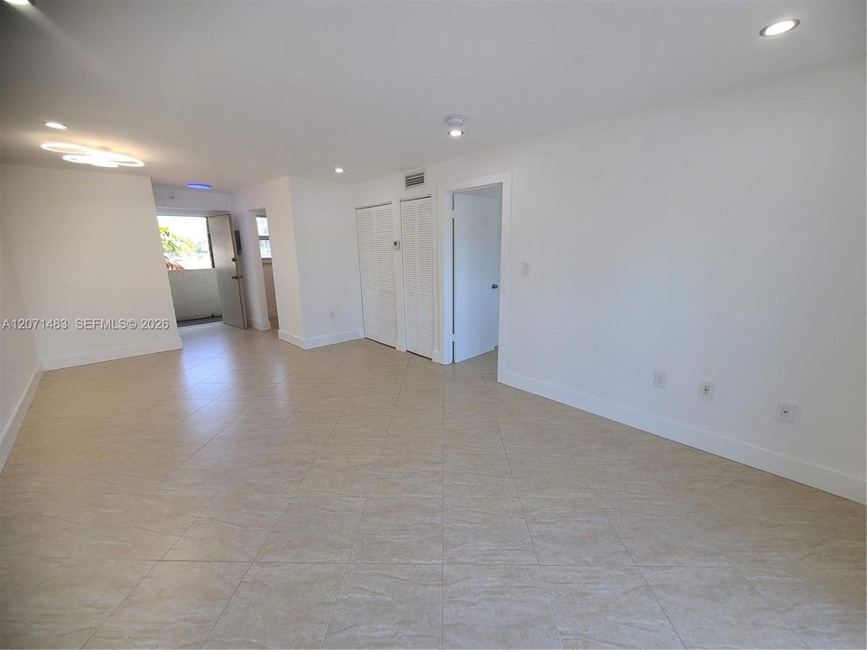 For Rent: $2,500 (1 beds, 1 baths, 697 Square Feet)