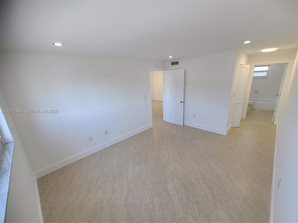 For Rent: $2,500 (1 beds, 1 baths, 697 Square Feet)