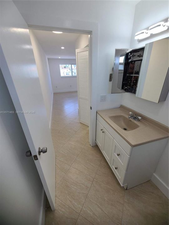 For Rent: $2,500 (1 beds, 1 baths, 697 Square Feet)