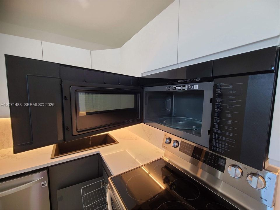 For Rent: $2,500 (1 beds, 1 baths, 697 Square Feet)