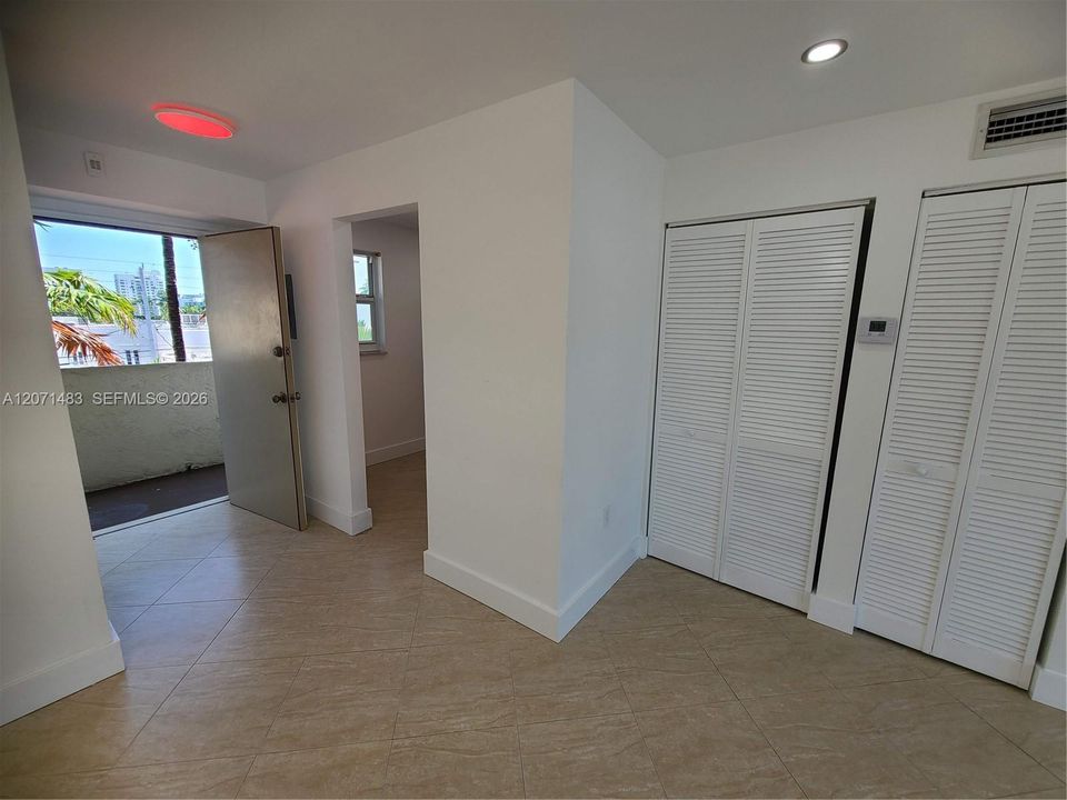 For Rent: $2,500 (1 beds, 1 baths, 697 Square Feet)