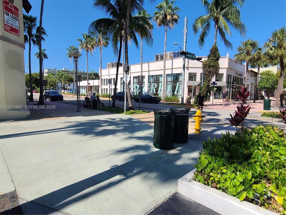 For Rent: $2,500 (1 beds, 1 baths, 697 Square Feet)