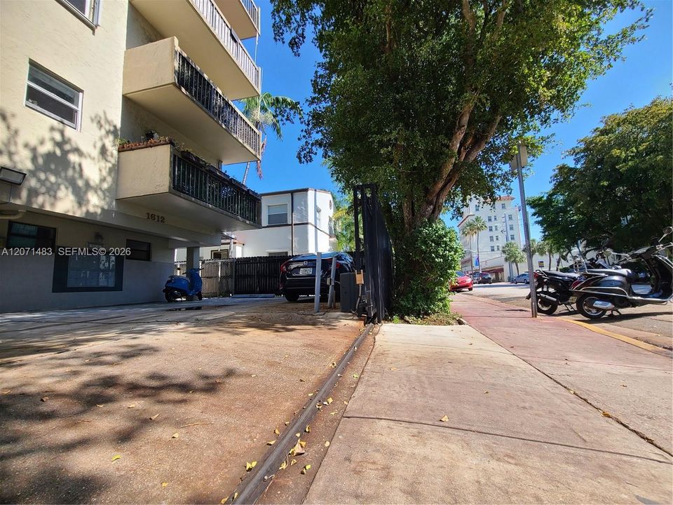 For Rent: $2,500 (1 beds, 1 baths, 697 Square Feet)