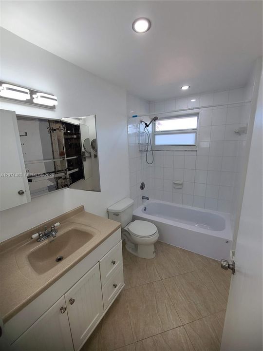For Rent: $2,500 (1 beds, 1 baths, 697 Square Feet)