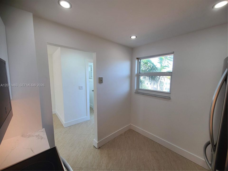 For Rent: $2,500 (1 beds, 1 baths, 697 Square Feet)