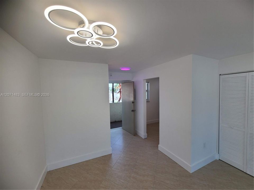 For Rent: $2,500 (1 beds, 1 baths, 697 Square Feet)