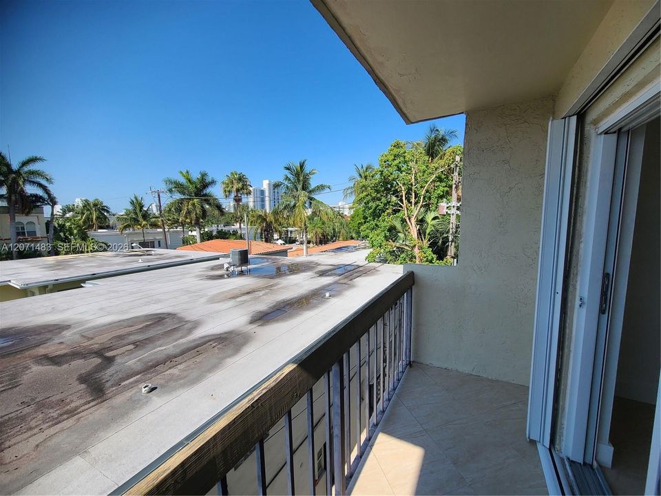 For Rent: $2,500 (1 beds, 1 baths, 697 Square Feet)