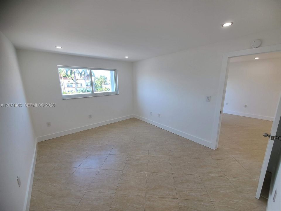 For Rent: $2,500 (1 beds, 1 baths, 697 Square Feet)