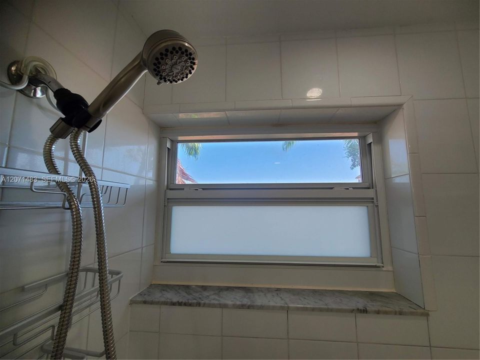 For Rent: $2,500 (1 beds, 1 baths, 697 Square Feet)