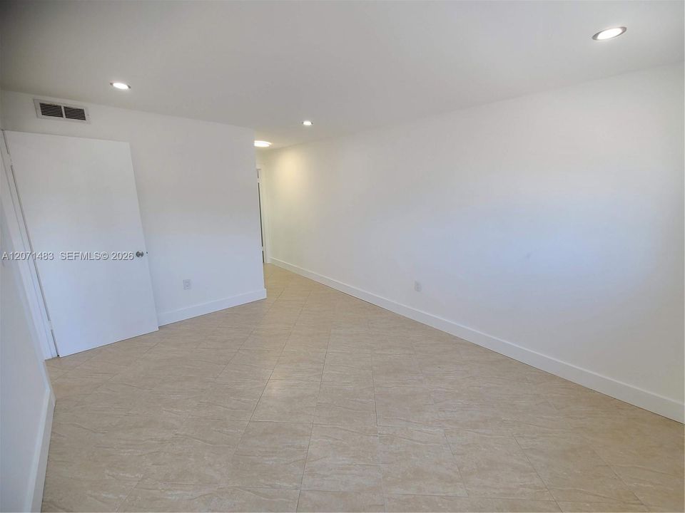 For Rent: $2,500 (1 beds, 1 baths, 697 Square Feet)