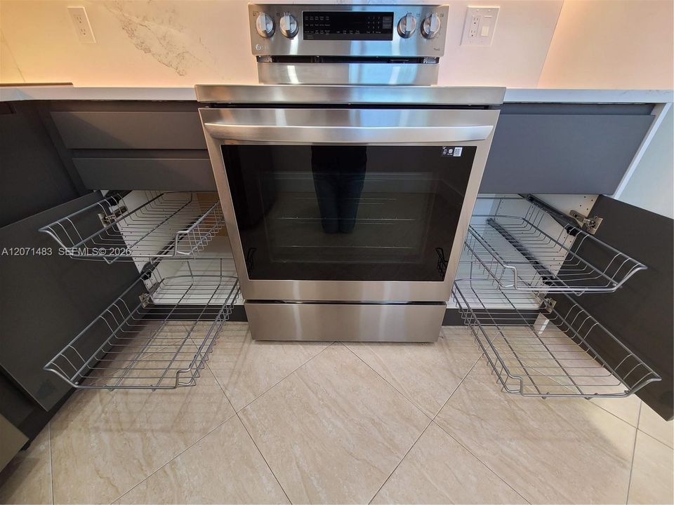 For Rent: $2,500 (1 beds, 1 baths, 697 Square Feet)