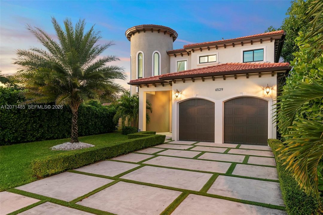 For Sale: $2,300,000 (5 beds, 3 baths, 2954 Square Feet)