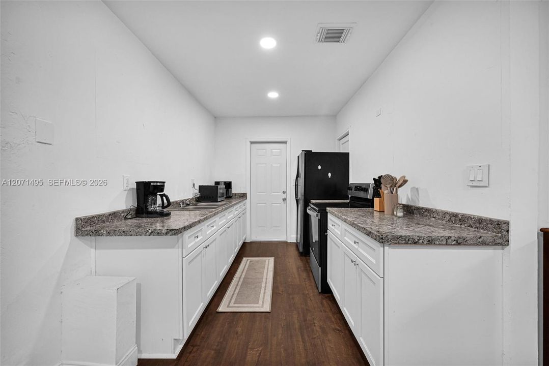 For Rent: $4,900 (3 beds, 2 baths, 1496 Square Feet)