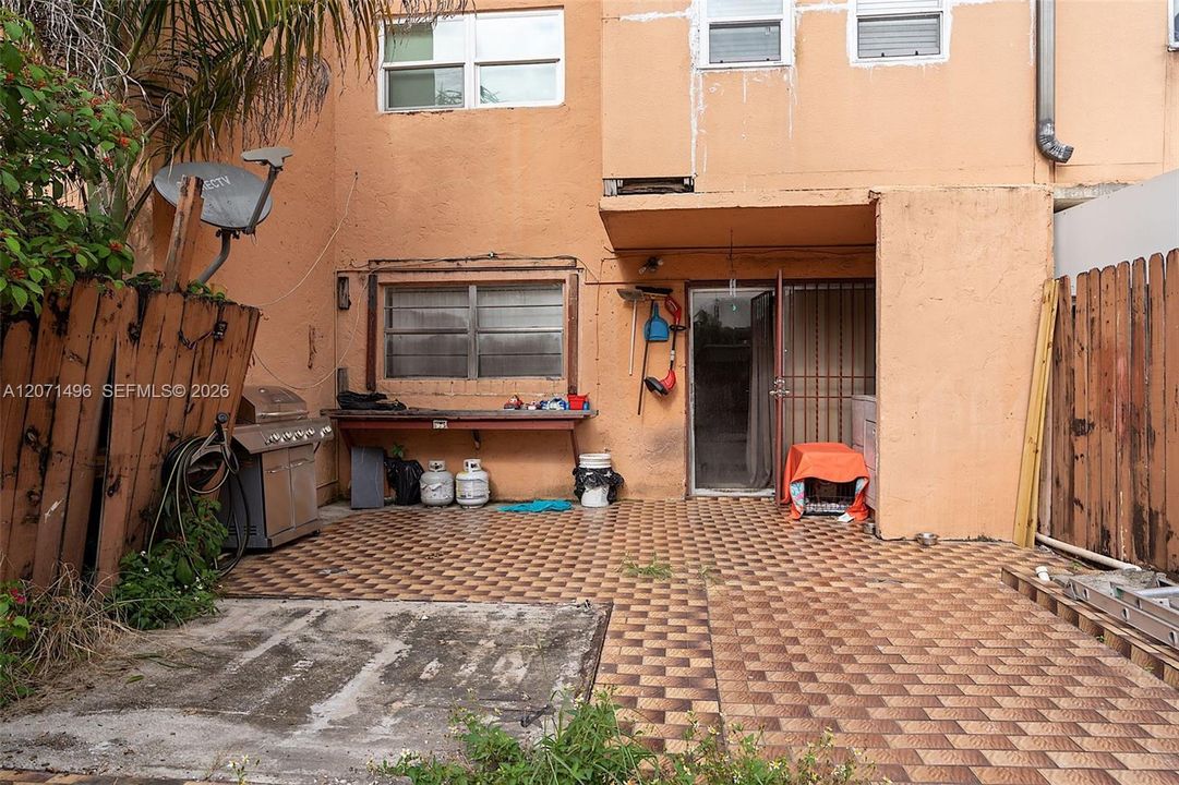 For Rent: $2,100 (2 beds, 1 baths, 760 Square Feet)