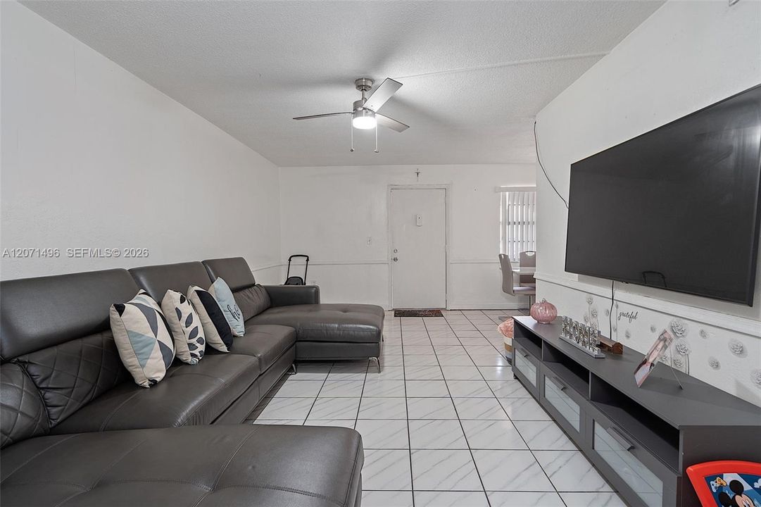 For Rent: $2,100 (2 beds, 1 baths, 760 Square Feet)