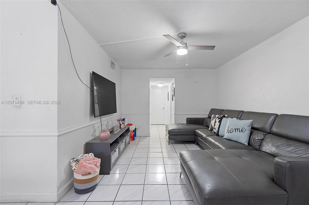 For Rent: $2,100 (2 beds, 1 baths, 760 Square Feet)