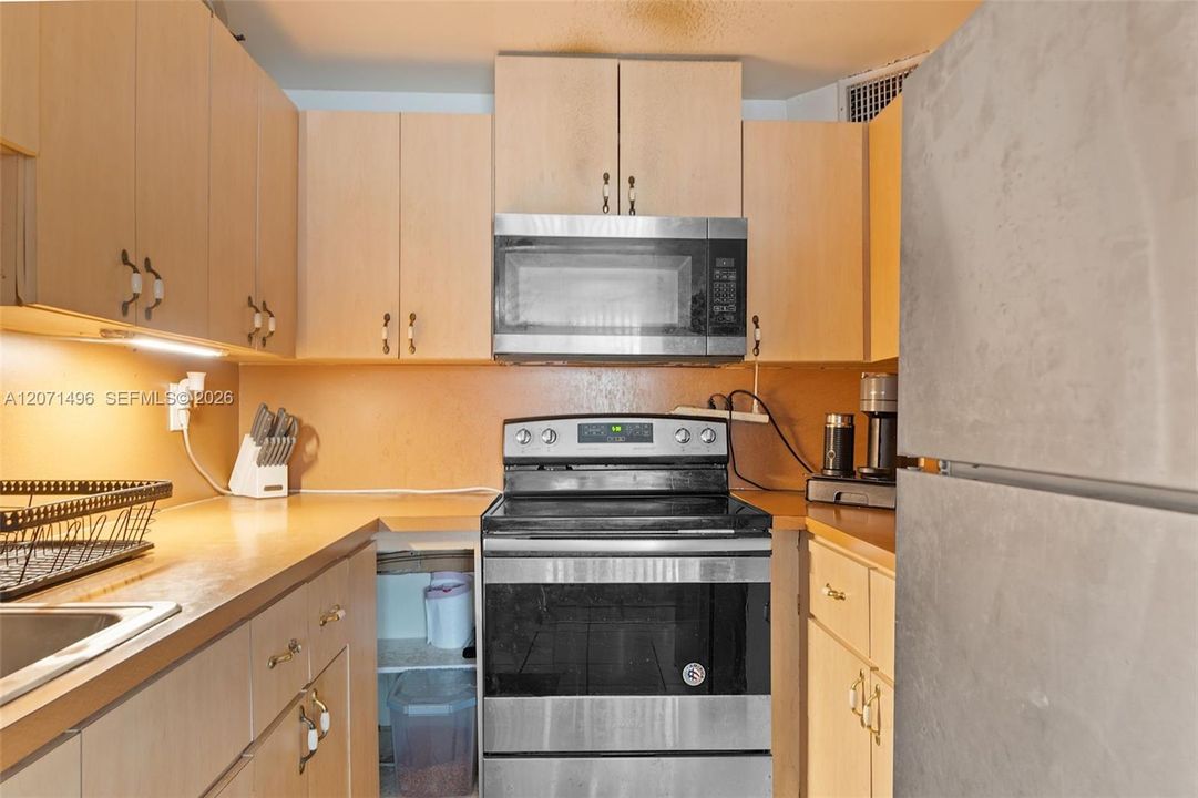 For Rent: $2,100 (2 beds, 1 baths, 760 Square Feet)