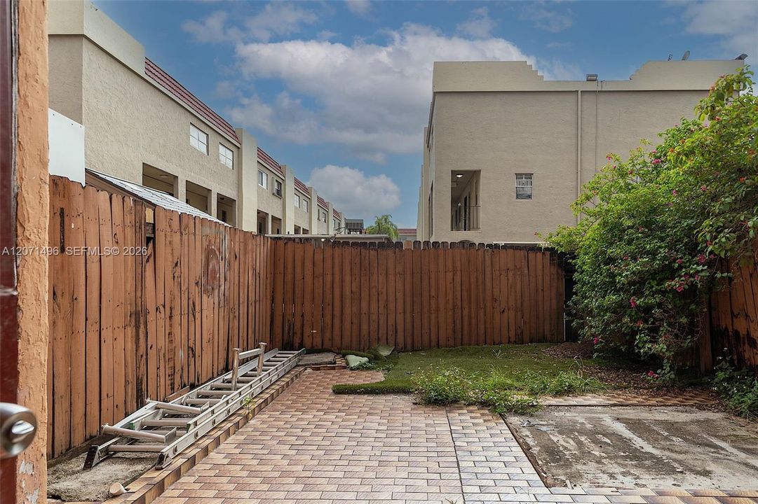 For Rent: $2,100 (2 beds, 1 baths, 760 Square Feet)