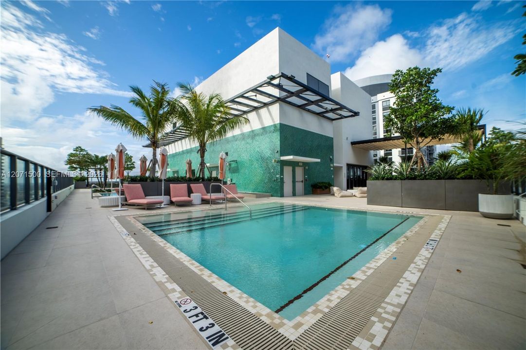 For Sale: $425,000 (0 beds, 1 baths, 430 Square Feet)