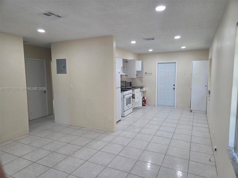 For Rent: $2,100 (2 beds, 1 baths, 850 Square Feet)