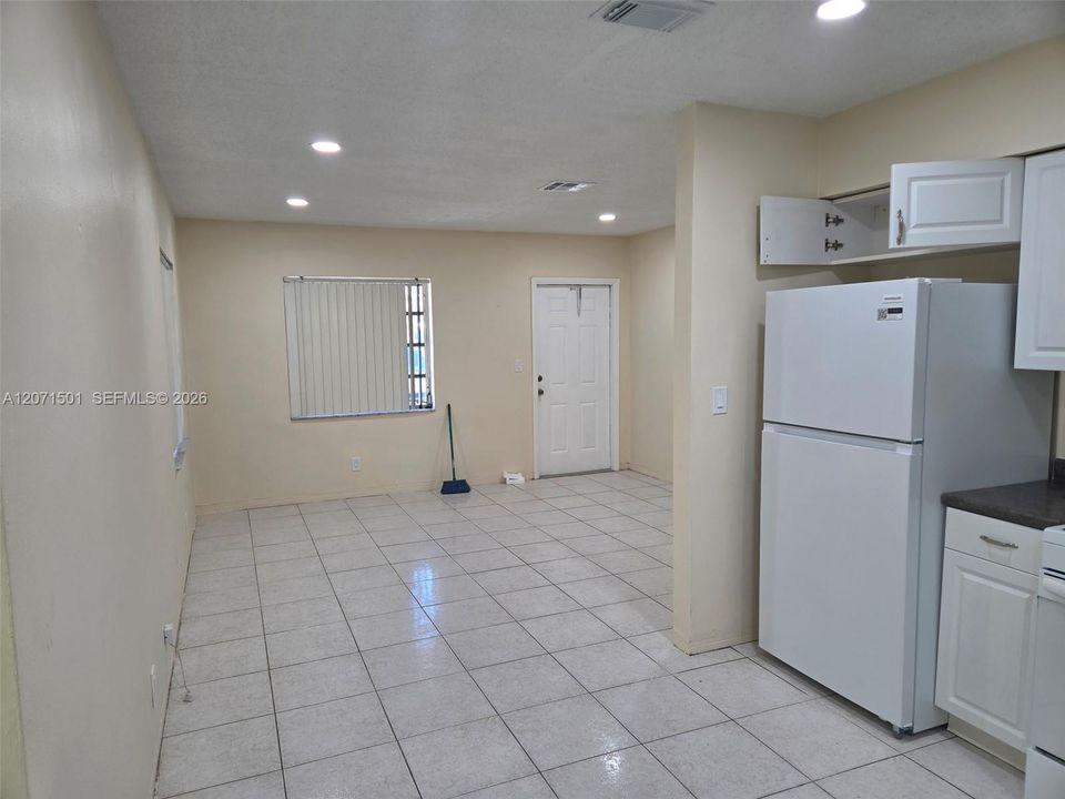 For Rent: $2,100 (2 beds, 1 baths, 850 Square Feet)