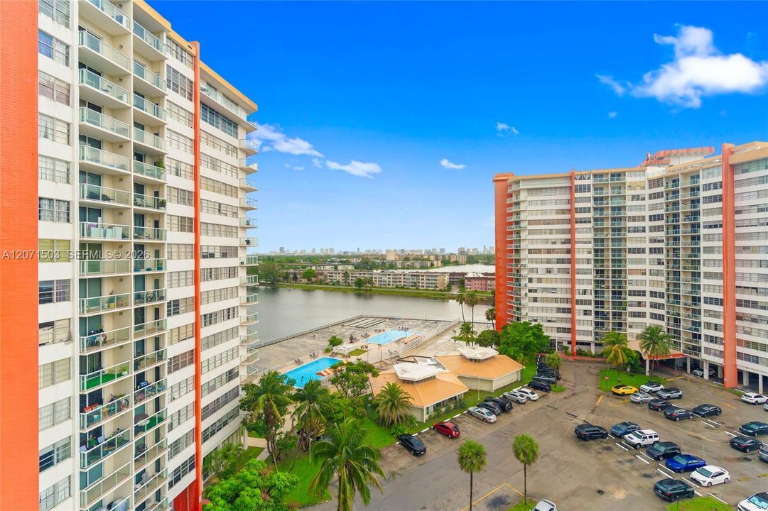 For Sale: $240,000 (2 beds, 2 baths, 1140 Square Feet)