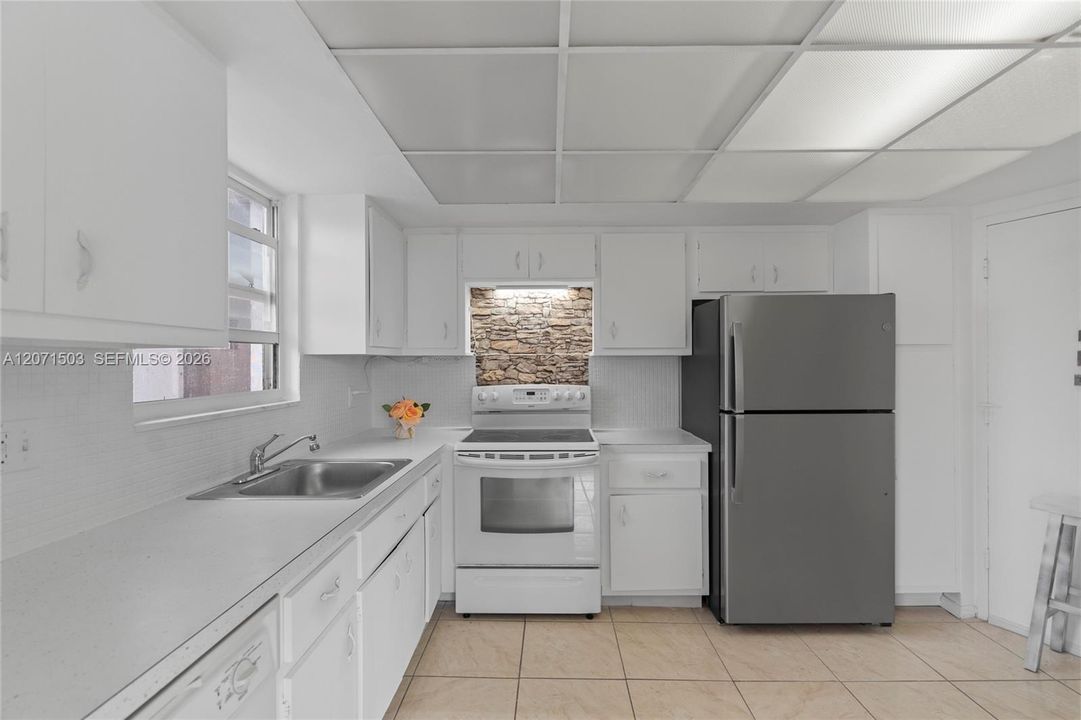 For Sale: $240,000 (2 beds, 2 baths, 1140 Square Feet)