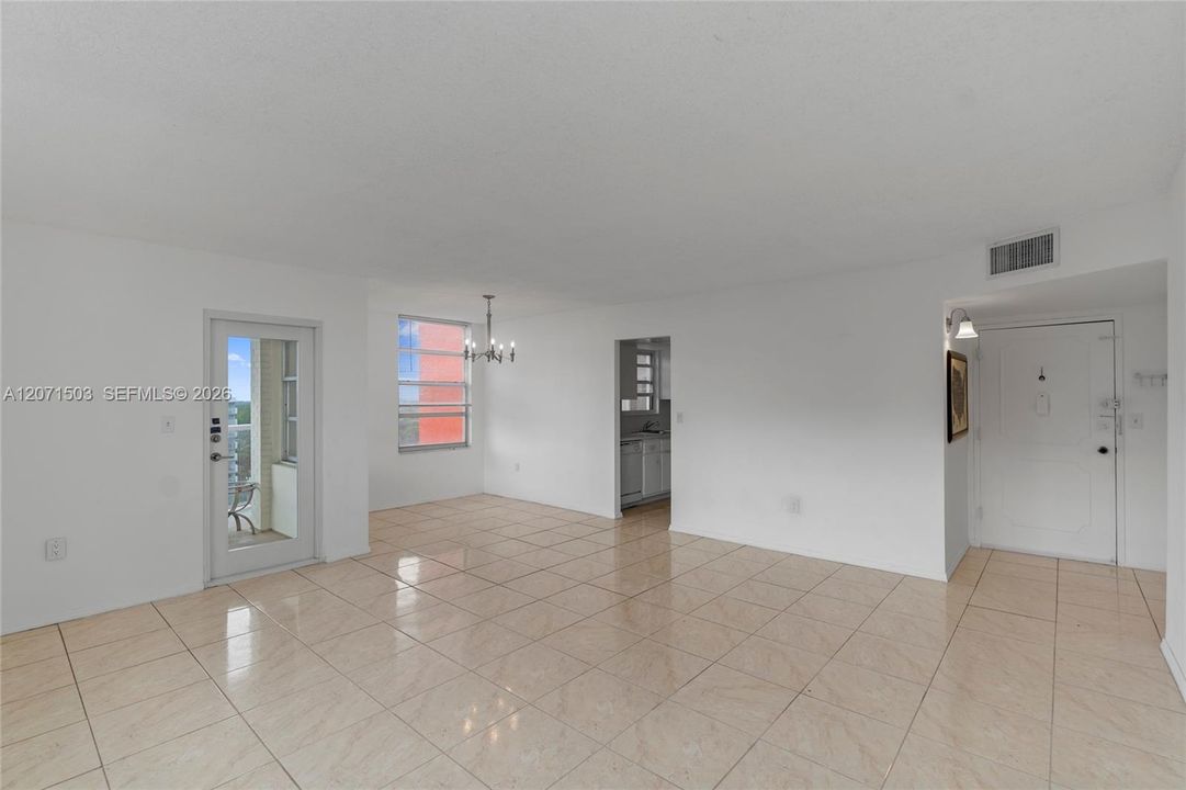 For Sale: $240,000 (2 beds, 2 baths, 1140 Square Feet)