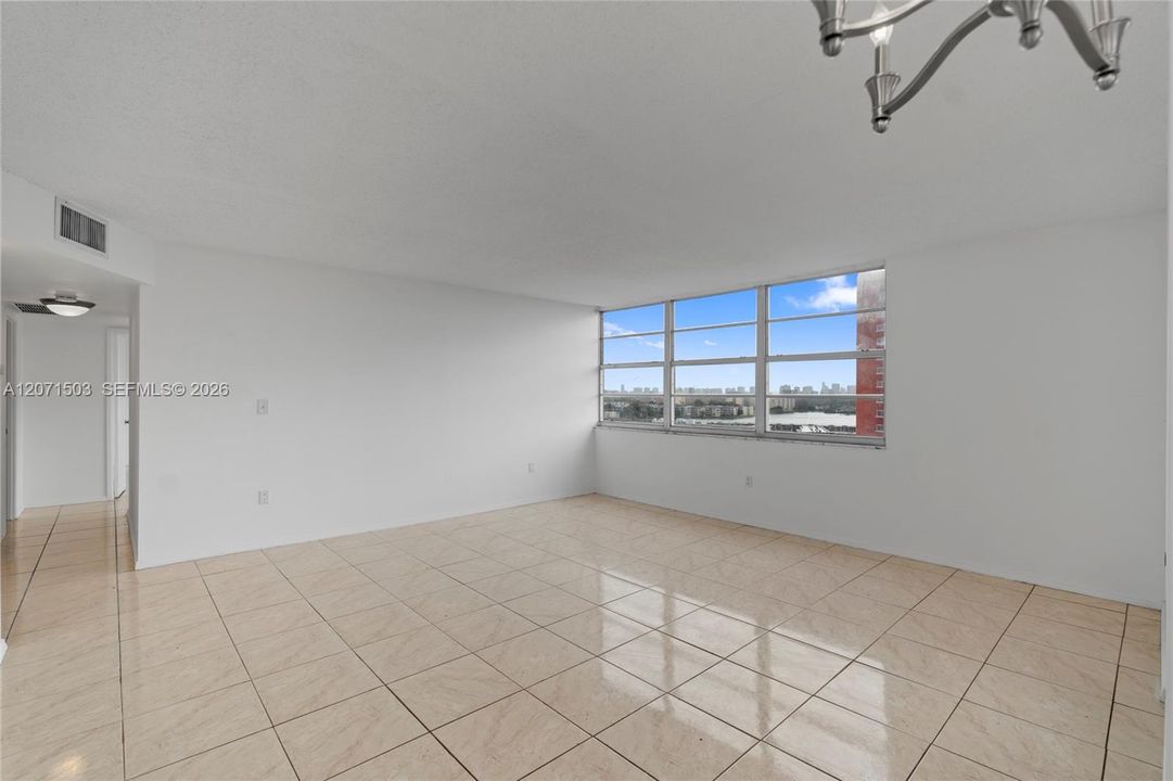 For Sale: $240,000 (2 beds, 2 baths, 1140 Square Feet)