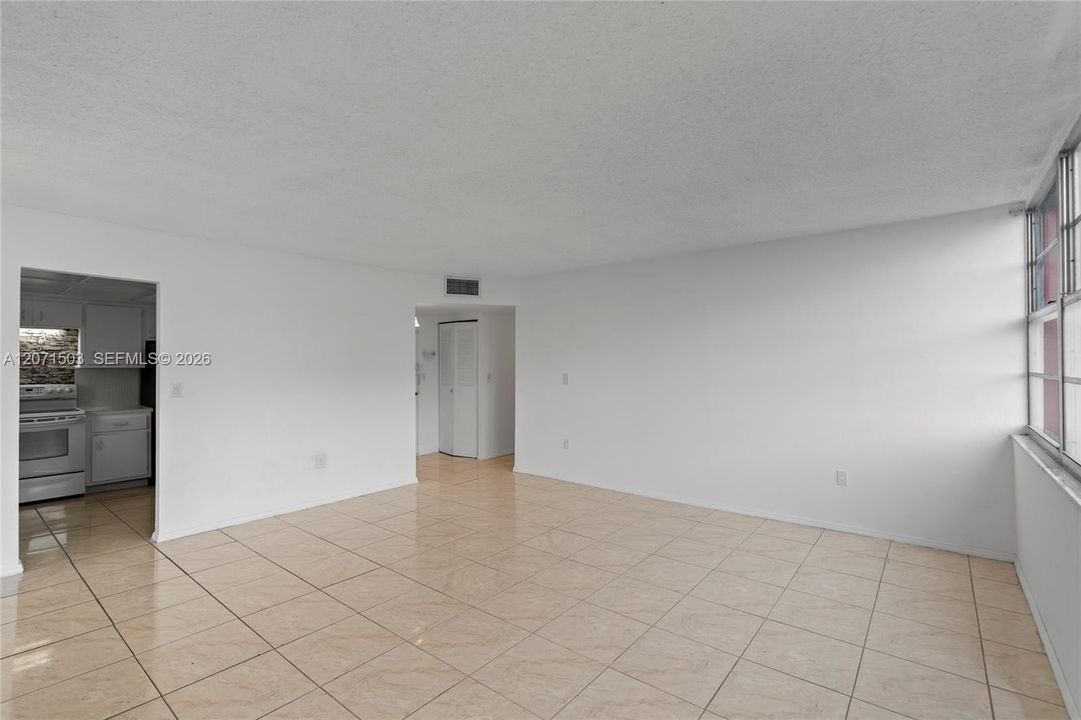 For Sale: $240,000 (2 beds, 2 baths, 1140 Square Feet)