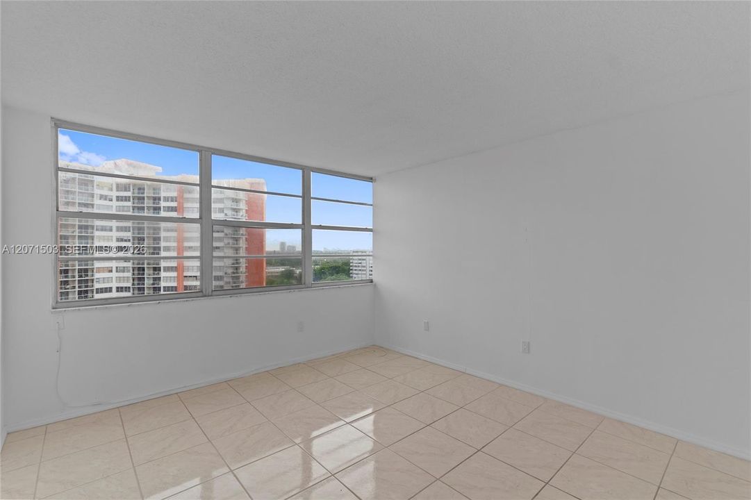 For Sale: $240,000 (2 beds, 2 baths, 1140 Square Feet)