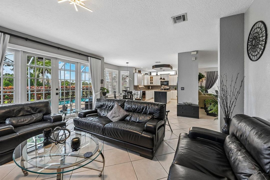12-web-or-mls-Westmont Dr-S0908-012