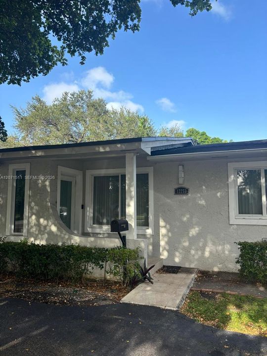 En Renta: $4,950 (4 camas, 3 baños, 3766 Pies cuadrados)