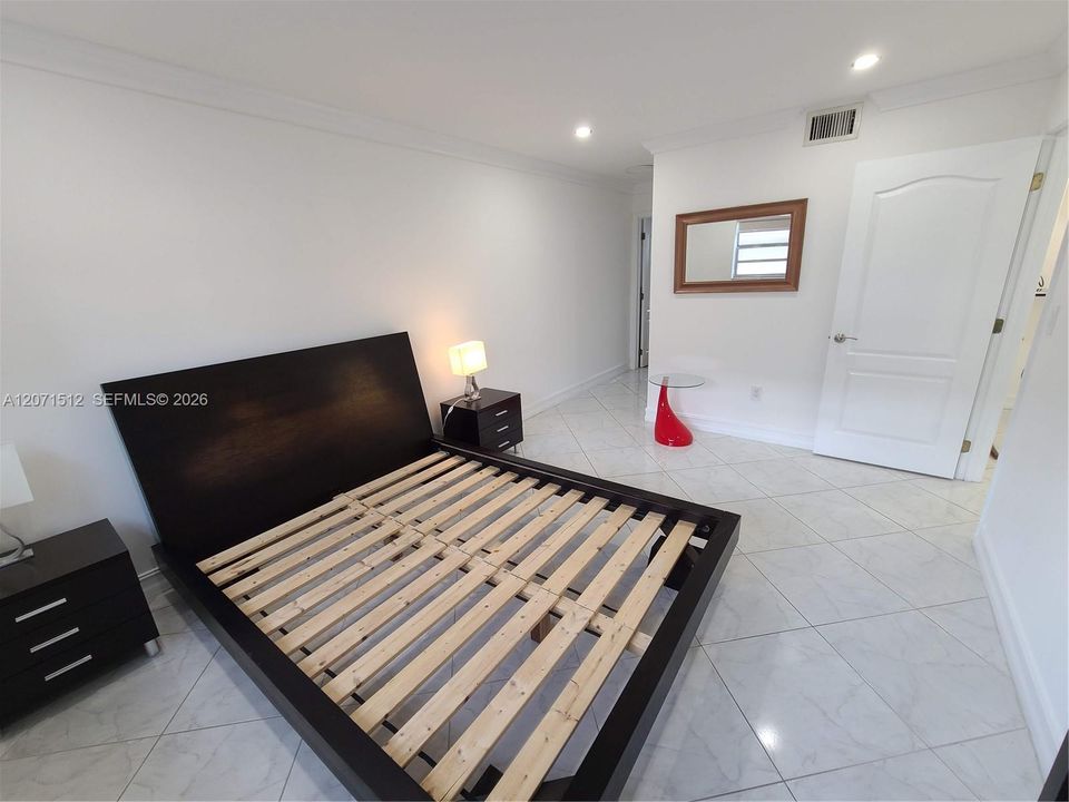 For Rent: $2,300 (1 beds, 1 baths, 657 Square Feet)