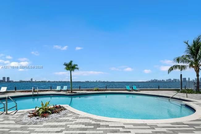 For Rent: $2,422 (1 beds, 1 baths, 767 Square Feet)