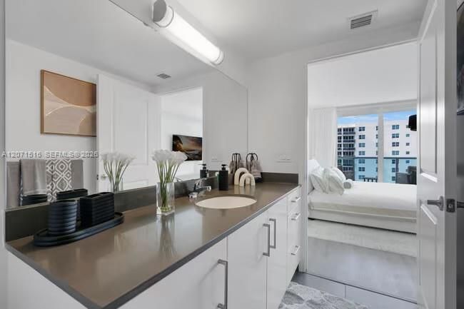 For Rent: $2,422 (1 beds, 1 baths, 767 Square Feet)