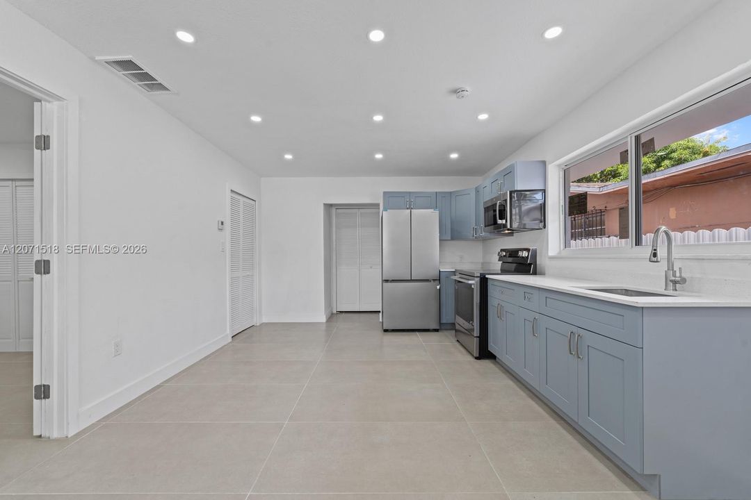 For Rent: $2,800 (3 beds, 1 baths, 2282 Square Feet)