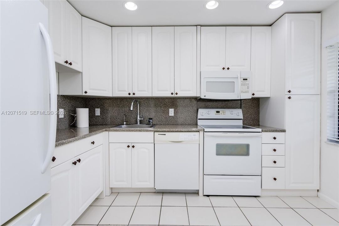 For Sale: $235,900 (2 beds, 2 baths, 1266 Square Feet)